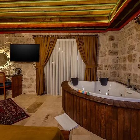 Latona Stone Palace מלון *