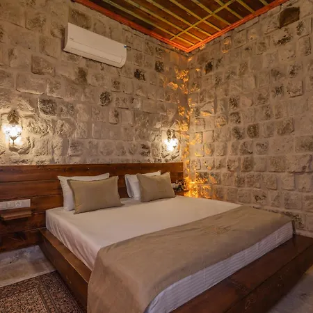 מלון Latona Stone Palace גורמה