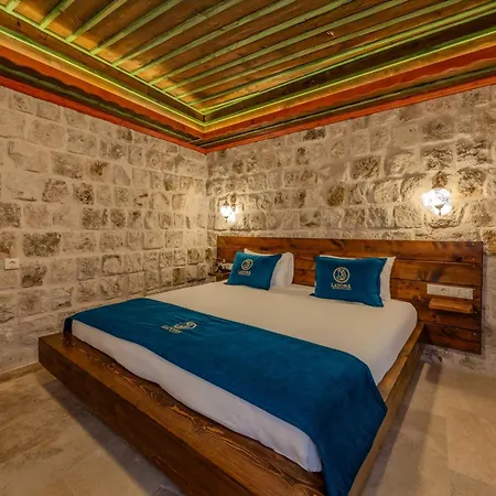 מלון Latona Stone Palace *