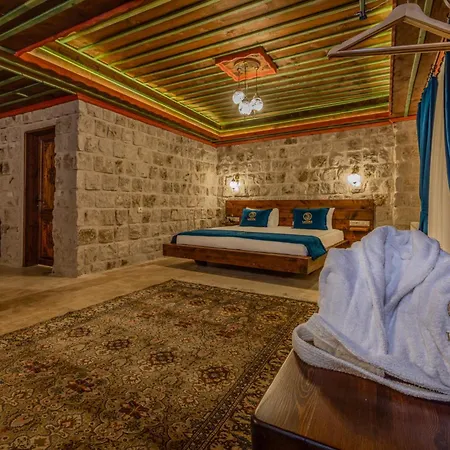Latona Stone Palace מלון