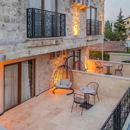 Latona Stone Palace מלון