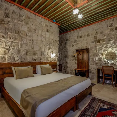 מלון Latona Stone Palace גורמה