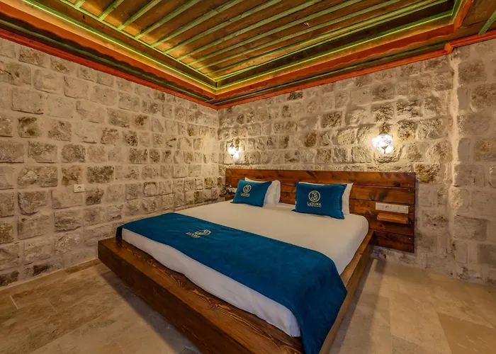 Hotel Latona Stone Palace *